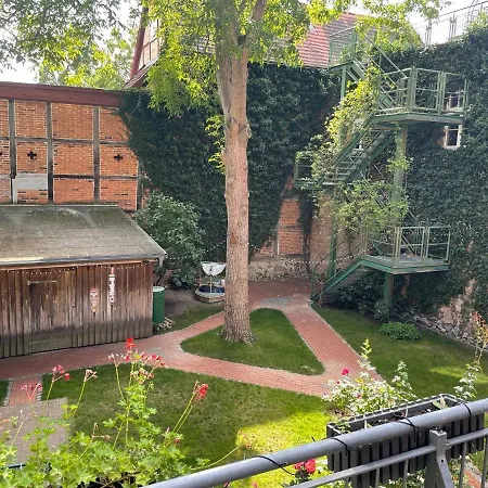 Direkt An Der Schelfkirche *